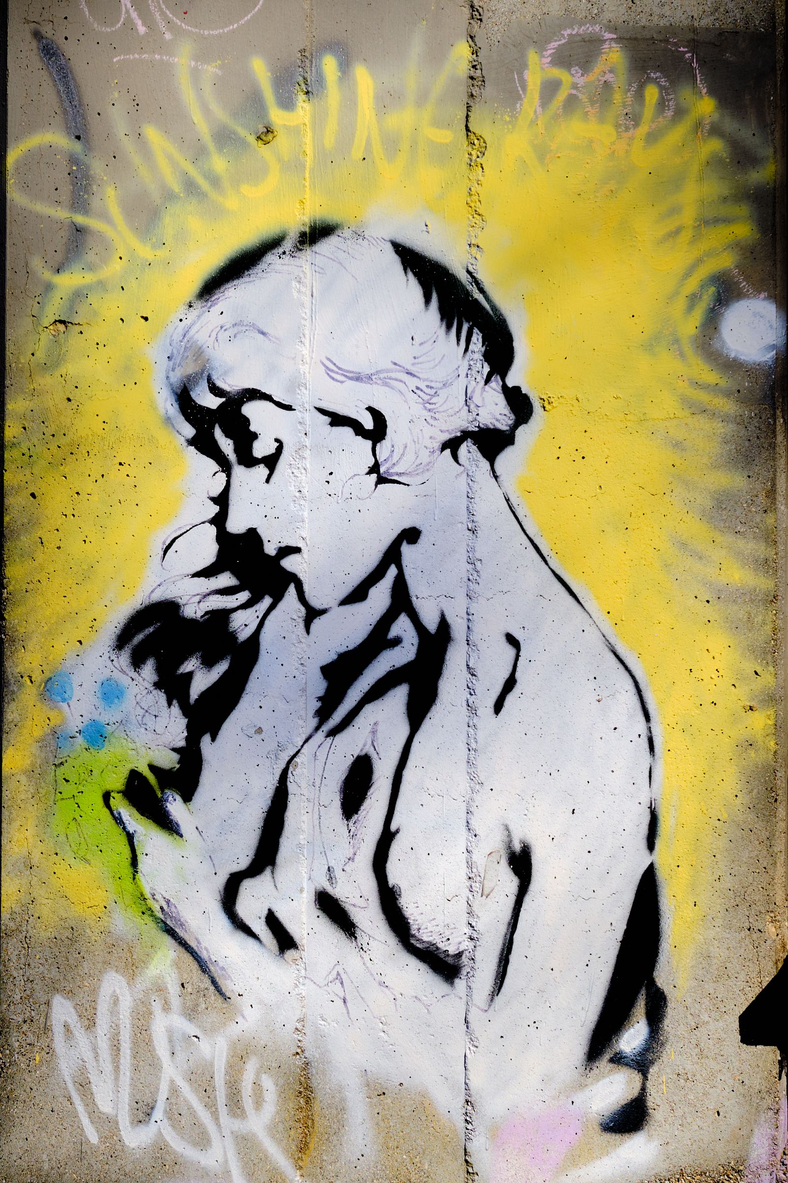 Donna su un Muro di Periferia